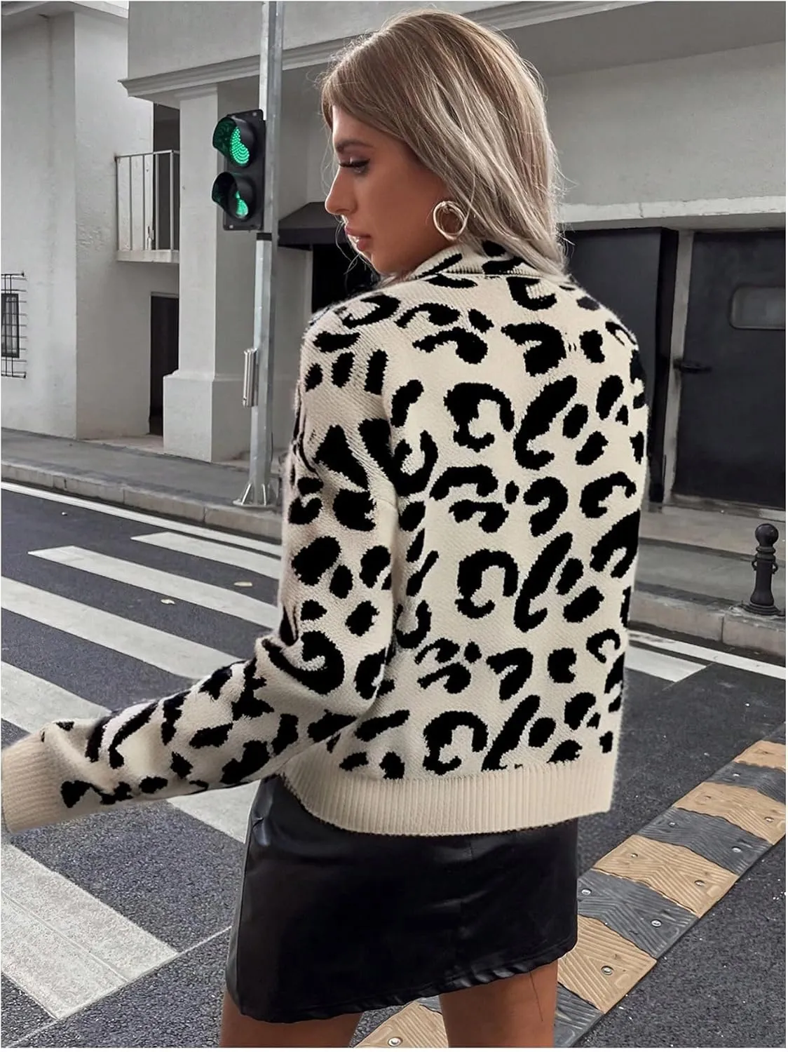 GORGLITTER Women's Tiger Graphic Sweaters Mock Neck Long Sleeve Knitted Pullover Trendy Fall Fahion 2024