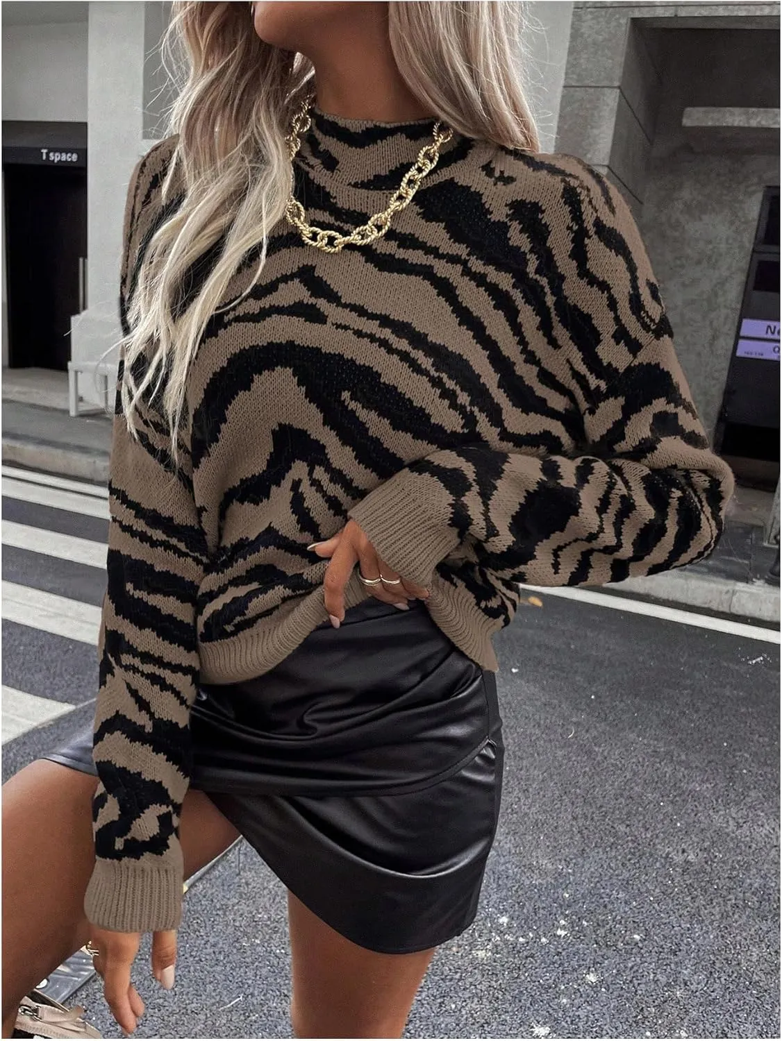 GORGLITTER Women's Tiger Graphic Sweaters Mock Neck Long Sleeve Knitted Pullover Trendy Fall Fahion 2024